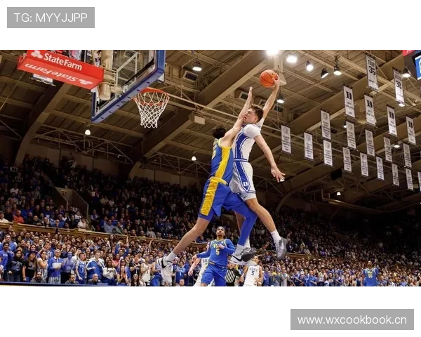 库珀·弗拉格换防封盖主导防线，压缩对位中锋空间